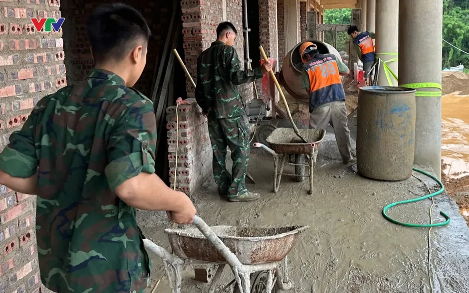 Sơn La: Gần 1.000 công nhân, cán bộ, chiến sĩ tăng tốc đưa trường học vùng biên về đích Sơn La: Gần 1.000 công nhân, cán bộ, chiến sĩ tăng tốc đưa trường học vùng biên về đích