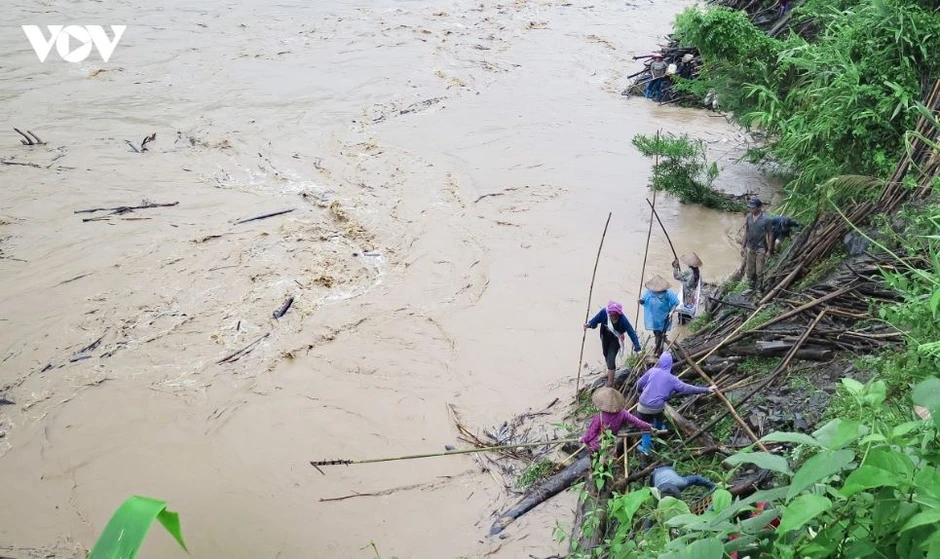 Sơn La tăng cường cảnh báo người dân không ra sông, suối lũ bắt cá, vớt củi Sơn La tăng cường cảnh báo người dân không ra sông, suối lũ bắt cá, vớt củi