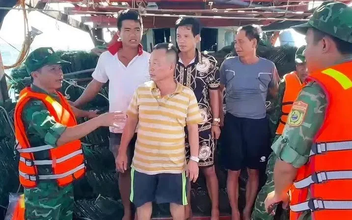 Sóng lớn đánh chìm sà lan, 4 thuyền viên may mắn được cứu sống Sóng lớn đánh chìm sà lan, 4 thuyền viên may mắn được cứu sống