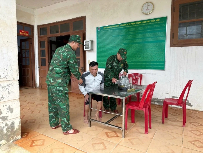 Sóng lớn đánh chìm thuyền ở cửa Gianh, một ngư dân mất tích Sóng lớn đánh chìm thuyền ở cửa Gianh, một ngư dân mất tích