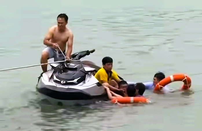 Sự cố flyboard tại hồ Kỳ Lân Ninh Bình khiến du khách và vận động viên gặp nạn Sự cố flyboard tại hồ Kỳ Lân Ninh Bình khiến du khách và vận động viên gặp nạn