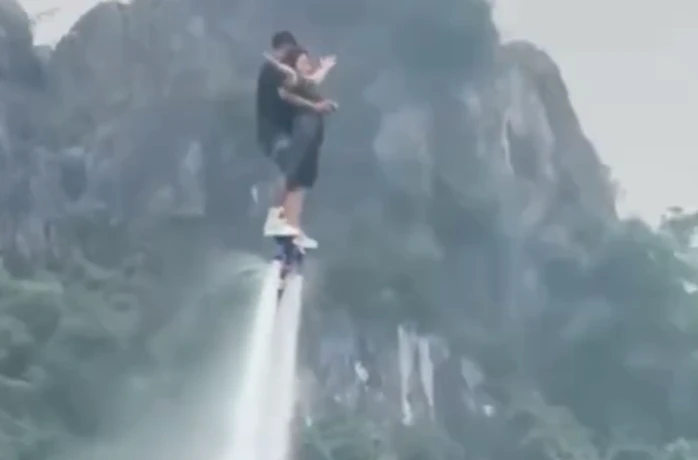 Sự cố flyboard tại hồ Kỳ Lân Ninh Bình khiến du khách và vận động viên gặp nạn Sự cố flyboard tại hồ Kỳ Lân Ninh Bình khiến du khách và vận động viên gặp nạn