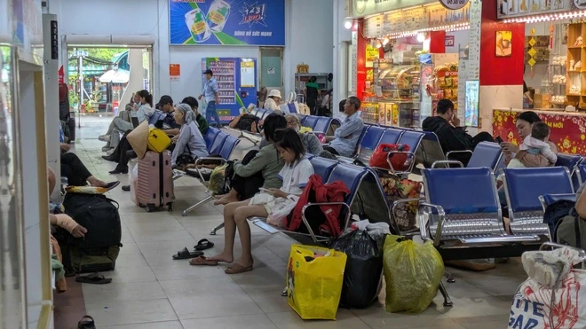 Sự cố sà lan va cầu Ghềnh: Ngành đường sắt tổ chức chuyển tải hơn 1.500 hành khách Sự cố sà lan va cầu Ghềnh: Ngành đường sắt tổ chức chuyển tải hơn 1.500 hành khách