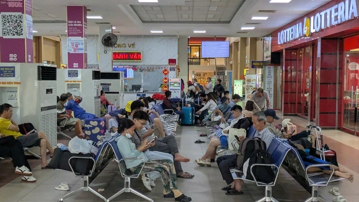 Sự cố sà lan va cầu Ghềnh: Ngành đường sắt tổ chức chuyển tải hơn 1.500 hành khách Sự cố sà lan va cầu Ghềnh: Ngành đường sắt tổ chức chuyển tải hơn 1.500 hành khách