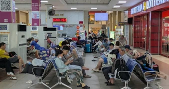 Sự cố sà lan va cầu Ghềnh: Ngành đường sắt tổ chức chuyển tải hơn 1.500 hành khách