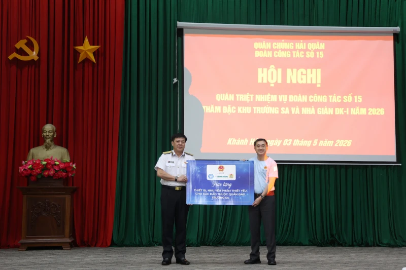 Sự cống hiến của y bác sĩ là nguồn nội lực mạnh mẽ để phát triển hệ thống y tế biển đảo Sự cống hiến của y bác sĩ là nguồn nội lực mạnh mẽ để phát triển hệ thống y tế biển đảo