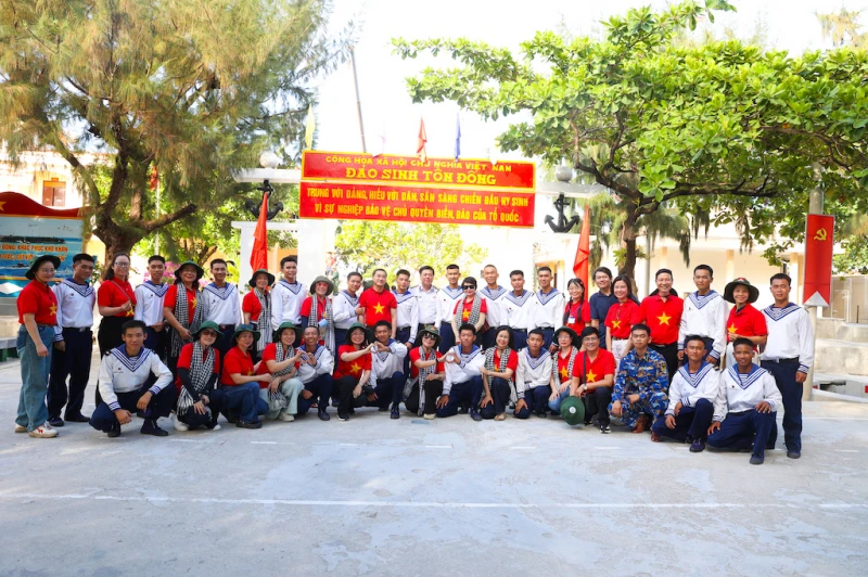 Sự cống hiến của y bác sĩ là nguồn nội lực mạnh mẽ để phát triển hệ thống y tế biển đảo Sự cống hiến của y bác sĩ là nguồn nội lực mạnh mẽ để phát triển hệ thống y tế biển đảo