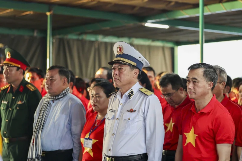 Sự cống hiến của y bác sĩ là nguồn nội lực mạnh mẽ để phát triển hệ thống y tế biển đảo Sự cống hiến của y bác sĩ là nguồn nội lực mạnh mẽ để phát triển hệ thống y tế biển đảo