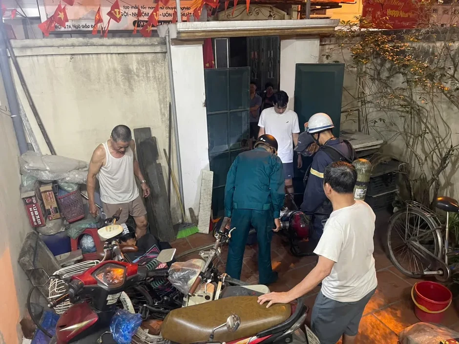 Sử dụng xe máy chữa cháy kịp thời xử lý vụ cháy nhà dân trong ngõ sâu