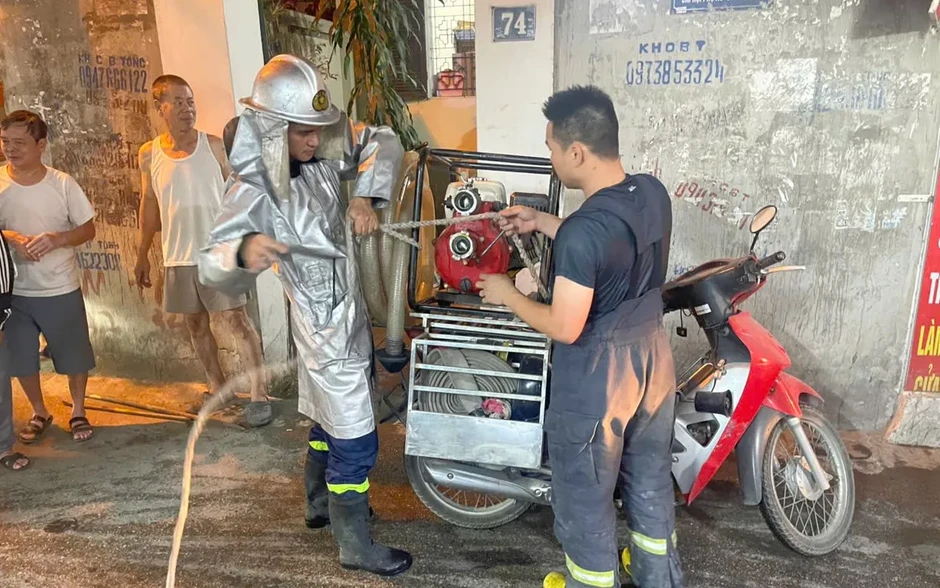 Sử dụng xe máy chữa cháy kịp thời xử lý vụ cháy nhà dân trong ngõ sâu