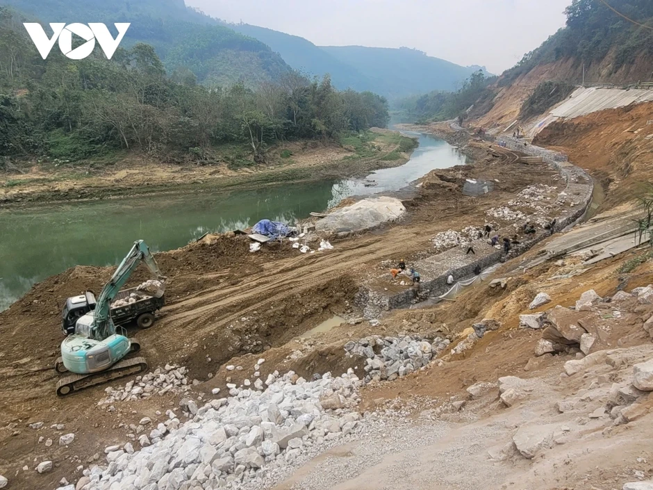 Sửa chữa các vị trí hư hỏng trên tuyến Quốc lộ 3 sau phản ánh của TinVina Sửa chữa các vị trí hư hỏng trên tuyến Quốc lộ 3 sau phản ánh của TinVina