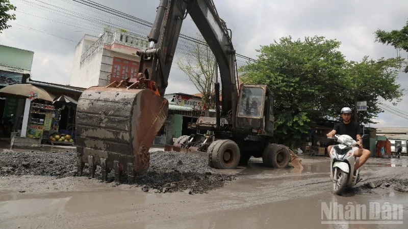 Sửa chữa đường hư hỏng sau phản ánh của Báo Nhân Dân Sửa chữa đường hư hỏng sau phản ánh của Báo Nhân Dân