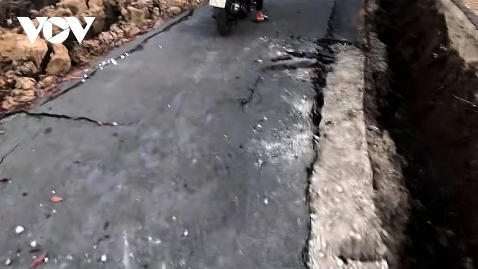 Sụt lún nghiêm trọng tuyến đường huyết mạch của xã Cái Nước, Cà Mau Sụt lún nghiêm trọng tuyến đường huyết mạch của xã Cái Nước, Cà Mau