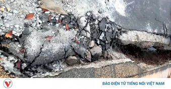 Sụt lún nghiêm trọng tuyến đường huyết mạch của xã Cái Nước, Cà Mau
