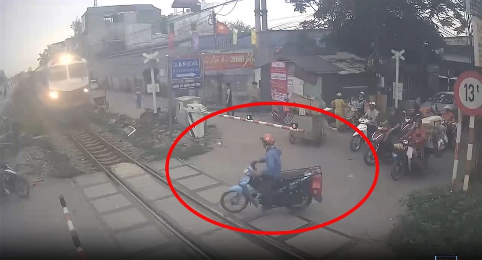 Suýt mất mạng khi lái xe máy vượt rào chắn dù tàu hỏa đang lao tới Suýt mất mạng khi lái xe máy vượt rào chắn dù tàu hỏa đang lao tới