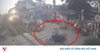 Suýt mất mạng khi lái xe máy vượt rào chắn dù tàu hỏa đang lao tới