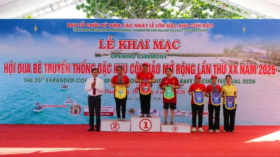 Tái hiện lịch sử 'kết bè vượt ngục' qua hội thi đua bè trên biển Côn Đảo