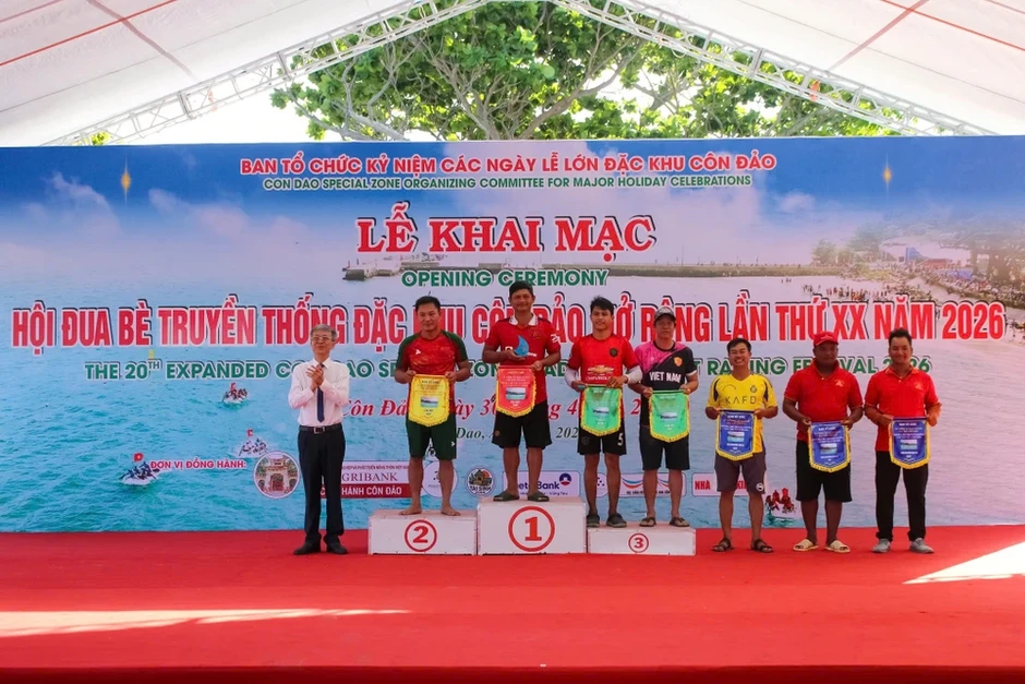 Tái hiện lịch sử 'kết bè vượt ngục' qua hội thi đua bè trên biển Côn Đảo