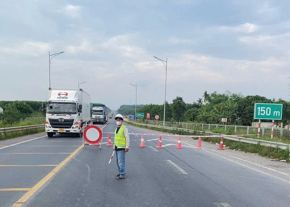 Tai nạn giao thông nghiêm trọng trên cao tốc Cam Lộ-La Sơn, 2 người thiệt mạng Tai nạn giao thông nghiêm trọng trên cao tốc Cam Lộ-La Sơn, 2 người thiệt mạng