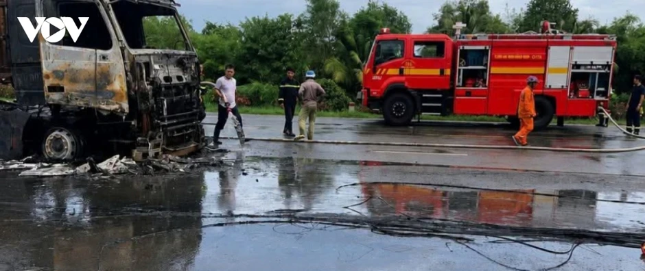 Tai nạn giao thông ở Đồng Tháp làm 1 người chết, 2 phương tiện bị cháy Tai nạn giao thông ở Đồng Tháp làm 1 người chết, 2 phương tiện bị cháy