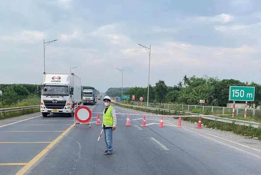 Tai nạn giữa 2 xe tải trên cao tốc Cam Lộ - La Sơn, 2 người tử vong Tai nạn giữa 2 xe tải trên cao tốc Cam Lộ - La Sơn, 2 người tử vong
