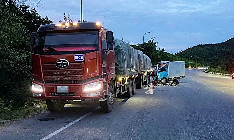 Tai nạn giữa xe tải và xe đầu kéo ở Hà Tĩnh khiến một người tử vong Tai nạn giữa xe tải và xe đầu kéo ở Hà Tĩnh khiến một người tử vong