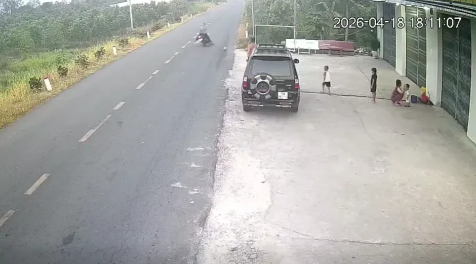 Tai nạn hy hữu: Va phải bóng trẻ em đá ra đường, người đi xe máy tử vong Tai nạn hy hữu: Va phải bóng trẻ em đá ra đường, người đi xe máy tử vong