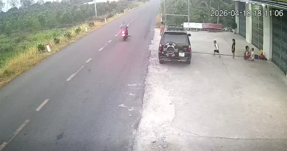Tai nạn hy hữu: Va phải bóng trẻ em đá ra đường, người đi xe máy tử vong Tai nạn hy hữu: Va phải bóng trẻ em đá ra đường, người đi xe máy tử vong