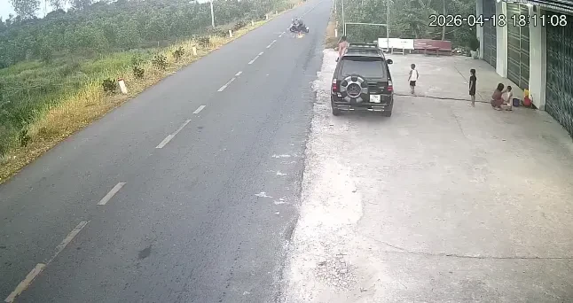 Tai nạn hy hữu: Va phải bóng trẻ em đá ra đường, người đi xe máy tử vong Tai nạn hy hữu: Va phải bóng trẻ em đá ra đường, người đi xe máy tử vong