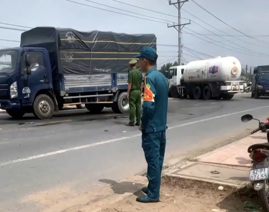 Tai nạn liên hoàn giữa 3 ô tô ở Tây Ninh, tài xế xe tải tử vong trong cabin Tai nạn liên hoàn giữa 3 ô tô ở Tây Ninh, tài xế xe tải tử vong trong cabin