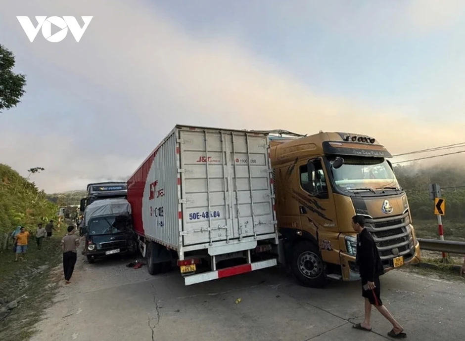 Tai nạn liên hoàn giữa 4 ô tô ở Đà Nẵng Tai nạn liên hoàn giữa 4 ô tô ở Đà Nẵng