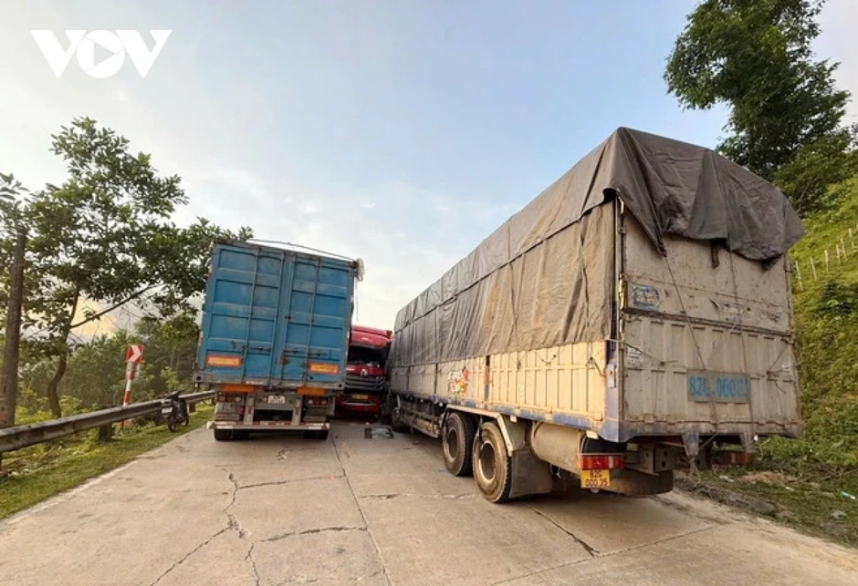 Tai nạn liên hoàn giữa 4 ô tô ở Đà Nẵng Tai nạn liên hoàn giữa 4 ô tô ở Đà Nẵng