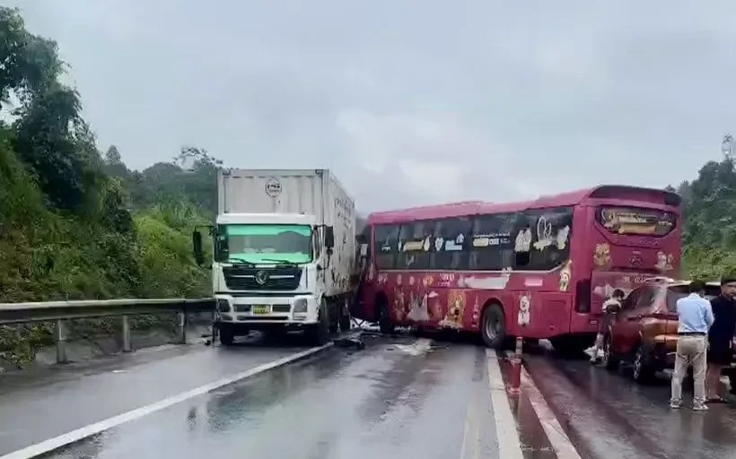 Tai nạn liên hoàn giữa 4 ô tô trên cao tốc Nội Bài - Lào Cai gây ùn tắc kéo dài Tai nạn liên hoàn giữa 4 ô tô trên cao tốc Nội Bài - Lào Cai gây ùn tắc kéo dài