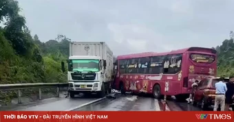 Tai nạn liên hoàn giữa 4 ô tô trên cao tốc Nội Bài - Lào Cai gây ùn tắc kéo dài
