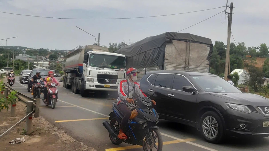 Tai nạn liên hoàn khiến Quốc lộ 14 đoạn qua thành phố Đồng Nai ùn tắc kéo dài Tai nạn liên hoàn khiến Quốc lộ 14 đoạn qua thành phố Đồng Nai ùn tắc kéo dài