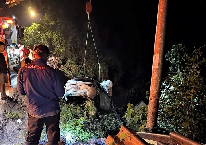 Tai nạn liên hoàn trên đèo Bảo Lộc, xe container và ô tô lao xuống vực Tai nạn liên hoàn trên đèo Bảo Lộc, xe container và ô tô lao xuống vực