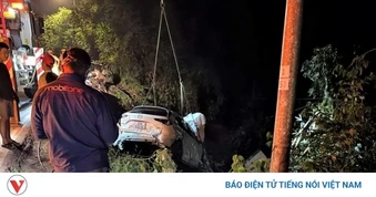 Tai nạn liên hoàn trên đèo Bảo Lộc, xe container và ô tô lao xuống vực
