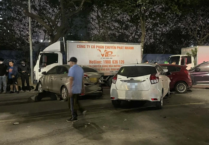 Tai nạn liên hoàn trên phố Nguyễn Chánh Hà Nội khiến nhiều người bị thương Tai nạn liên hoàn trên phố Nguyễn Chánh Hà Nội khiến nhiều người bị thương