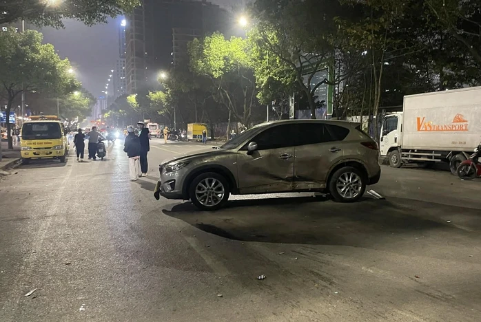 Tai nạn liên hoàn trên phố Nguyễn Chánh Hà Nội khiến nhiều người bị thương Tai nạn liên hoàn trên phố Nguyễn Chánh Hà Nội khiến nhiều người bị thương