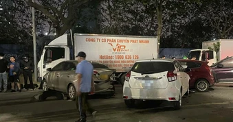 Tai nạn liên hoàn trên phố Nguyễn Chánh Hà Nội khiến nhiều người bị thương