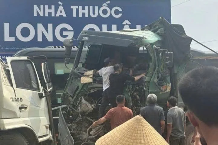 Tai nạn liên hoàn trên Quốc lộ 1A, tài xế xe tải tử vong trong cabin Tai nạn liên hoàn trên Quốc lộ 1A, tài xế xe tải tử vong trong cabin