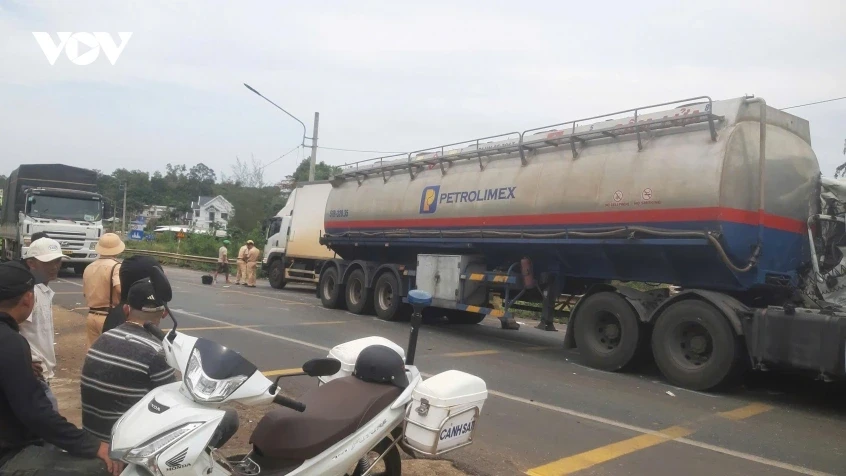 Tai nạn liên tiếp giữa 3 xe tải, quốc lộ 14 qua Đồng Nai ùn tắc gần 5km Tai nạn liên tiếp giữa 3 xe tải, quốc lộ 14 qua Đồng Nai ùn tắc gần 5km