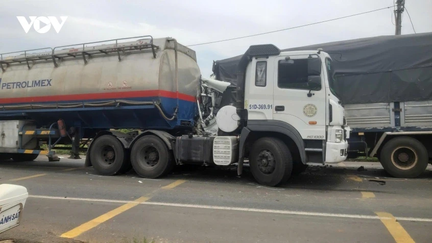 Tai nạn liên tiếp giữa 3 xe tải, quốc lộ 14 qua Đồng Nai ùn tắc gần 5km Tai nạn liên tiếp giữa 3 xe tải, quốc lộ 14 qua Đồng Nai ùn tắc gần 5km
