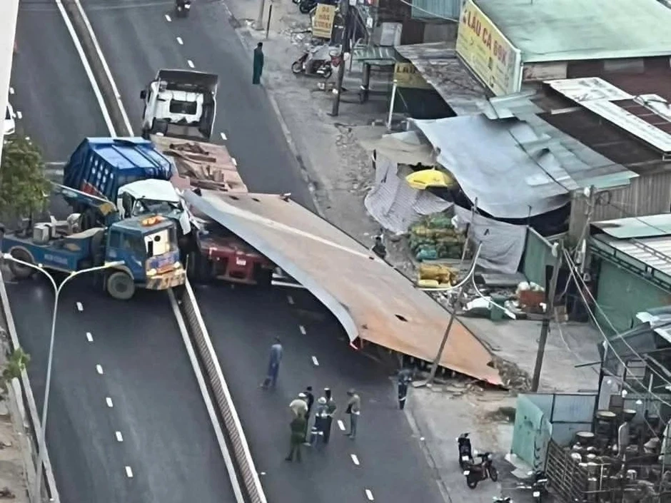 Tai nạn trên cầu Kênh Tẻ khiến tài xế tử vong, cửa ngõ TP.HCM kẹt cứng Tai nạn trên cầu Kênh Tẻ khiến tài xế tử vong, cửa ngõ TP.HCM kẹt cứng