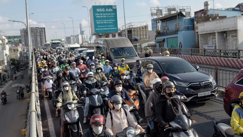 Tai nạn trên cầu Kênh Tẻ khiến tài xế tử vong, cửa ngõ TP.HCM kẹt cứng Tai nạn trên cầu Kênh Tẻ khiến tài xế tử vong, cửa ngõ TP.HCM kẹt cứng