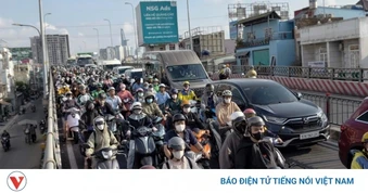 Tai nạn trên cầu Kênh Tẻ khiến tài xế tử vong, cửa ngõ TP.HCM kẹt cứng
