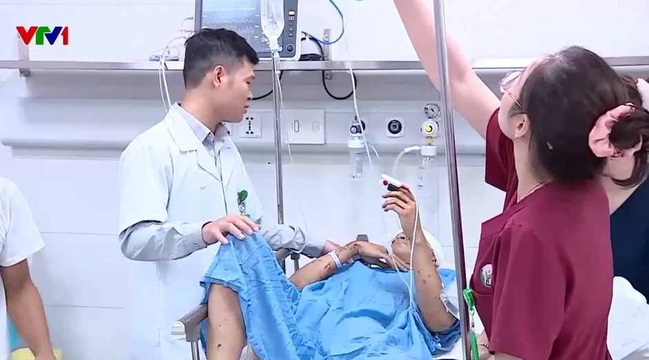 Tai nạn xe khách trên cao tốc Pháp Vân - Cầu Giẽ: 2 hành khách đa chấn thương nặng Tai nạn xe khách trên cao tốc Pháp Vân - Cầu Giẽ: 2 hành khách đa chấn thương nặng