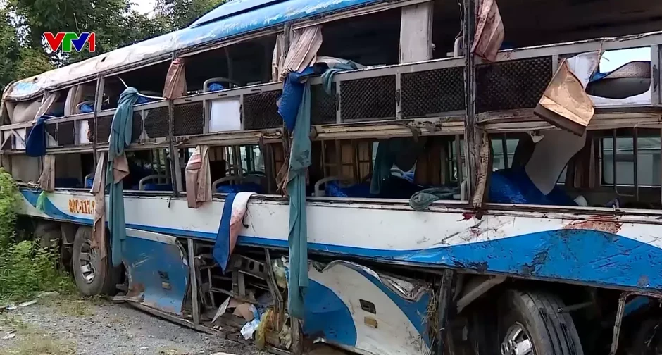 Tai nạn xe khách trên cao tốc Pháp Vân - Cầu Giẽ: 2 hành khách đa chấn thương nặng Tai nạn xe khách trên cao tốc Pháp Vân - Cầu Giẽ: 2 hành khách đa chấn thương nặng
