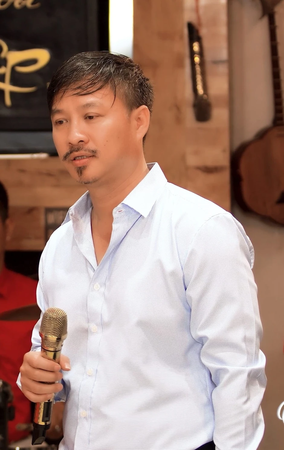 Tại sao ca sĩ Quang Lập bị cưỡng chế bàn giao nhà? Tại sao ca sĩ Quang Lập bị cưỡng chế bàn giao nhà?