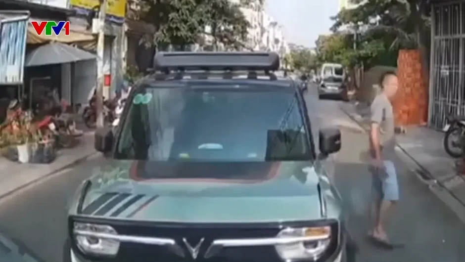 Tài xế bỏ ô tô giữa đường sau mâu thuẫn giao thông Tài xế bỏ ô tô giữa đường sau mâu thuẫn giao thông